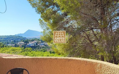Bonito chalet mediterráneo con casa de invitados y impresionantes vistas panorámicas.